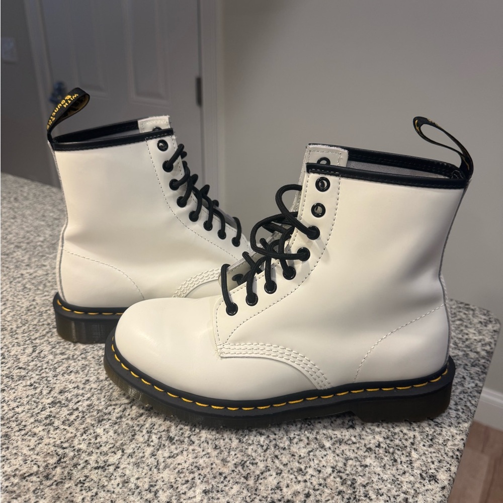Dr.Martens Boots Sz 7 LIKE NEW